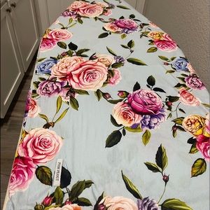 Like new, washed but never used posh peanut swaddle wrap.